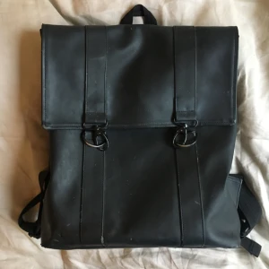  - Ryggsäck från Rains i använt skick. Nypris 599 kr. Väldigt rymlig! Möts upp i Uppsala. 