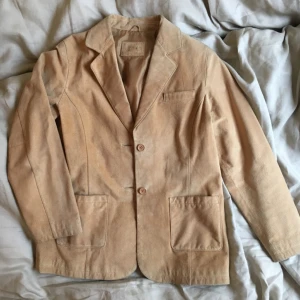  - Höstjacka i äkta mocka. 69 cm lång. Fint skick! Möts upp i Uppsala. Köparen står för frakt. 