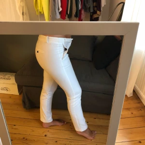  - Ett par fina vita chinos från Zara. Säljer pga. Att dom är en aningen tighta för mig💙💙