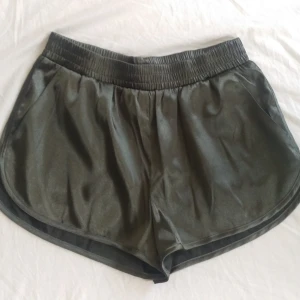  - Gröna loungeshorts i glansigt material. Fickor på båda sidor. Aldrig använda. Frakt 30:-