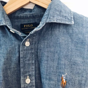  - Ralph Lauren skjorta i jeans. Storlek 6, det vill säga S i EU-storlek. Kan frakta samt mötas upp i Stockholm! 