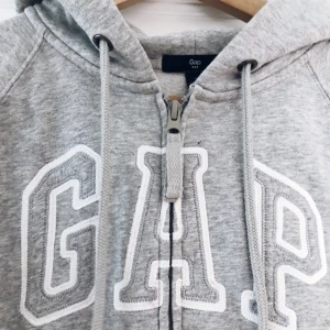  - Gap hoodie, inköpt i USA för drygt 2 år sedan. Storlek S. Kan frakta samt mötas upp i Stockholm! 