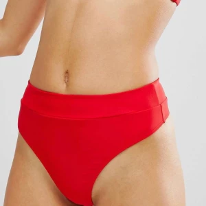  - Röd bikiniunderdel från missguided. Sjuuuukt snygg och så bekväm. Aldrig använd och har kvar trosskyddet samt prislappen. 