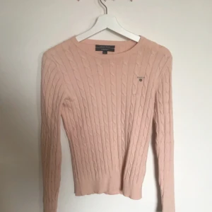  - Rosa kabelstickad gant tröja i storlek S, frakt 45kr