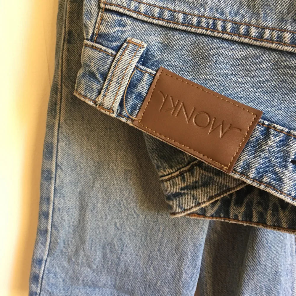 Jeans från monki i modellen Kimono👖👖snyggt slitna men jag själv har fransat nederkanten! . Jeans & Byxor.