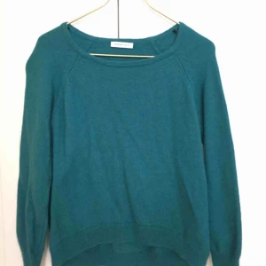  - Skön stickad tröja från Selected Femme, stl M men passar S-M beroende på hur oversize man vill ha den