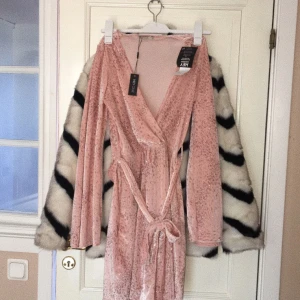  - Helt ny glittrig klänning med vida ärmar ifrån Nelly. Jättefin passform men den kommer aldrig till användning tyvärr! Lapparna sitter kvar på den