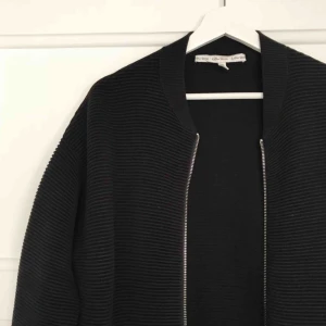  - Oversize kofta med silverdragkedja från & other stories. Går utmärkt att använda som ytterplagg under sommarhalvåret 