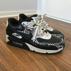  - Nike air max 90 som får dig att ”stand out in a crowd” nypris 1600krSäljes för jag har så extreeemt mycket skor och tycker någon annan ska använda dom än att de står i garderoben och dammar. Priset är inkl frakt, kika gärna in mina övriga annonser. 