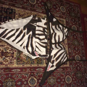  - Helt ny & oanvänd bikini/baddräkt från Alaghi •Bikini överdel med nack band Stl 36D •Bikini överdel/”linne” Stl S •Bikini underdel Stl 38   -För alla 3 delar •299kr• -För överdel och underdel •199kr• -Per del •99kr•