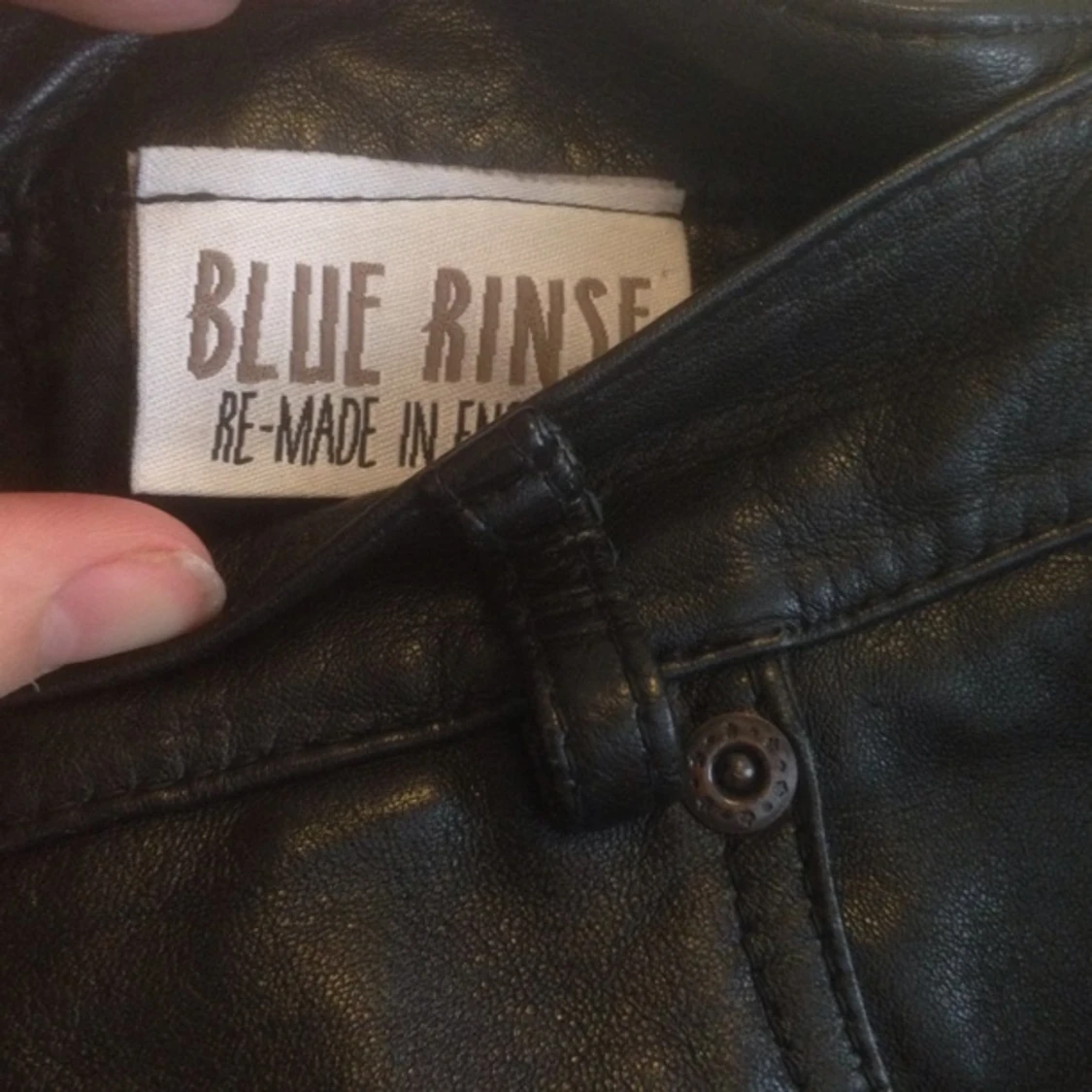 Fake-lädershorts från secondhandbutik i London