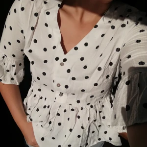  - Vit blus med svarta prickar och knappar framtill, helt ny och oanvänd med lapp kvar