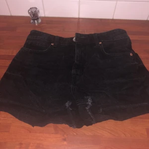  - Säljes pga de är lite för stora för mig. Använda 2 gånger, blivit tvättade en gång. Finns i sthlm, kan skickas mot att köparen står för frakt.  