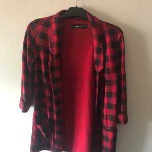  - Mjuk kavaj i flanell-mönster som gör din outfit unik. Pris kan diskuteras, tar Swish!