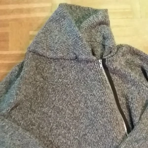  - Stickad kofta med dragkedja 50kr. Frakt:50kr.