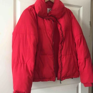  - Jackan är i väldigt bra skick, inte använt så mycket. Säljer pga jag inte har användning av den längre. Kan mötas upp och frakta. Fråga om du vill ha bild med jackan på och pris för frakt. 