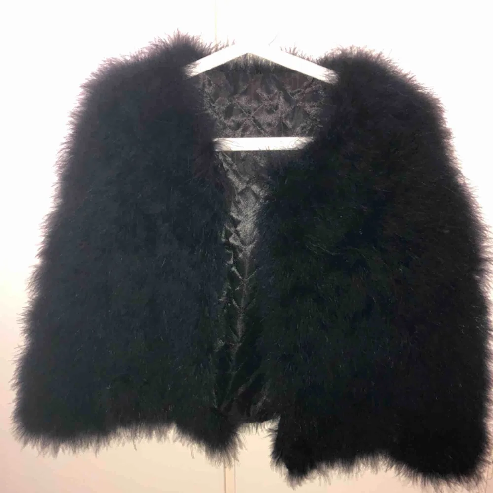En svart och fluffig ”fur coat” jag fick den här och har därför ingen aning om det är äkta päls eller inte. det finns bara en liten lapp där det står storlek M på. Den passar inte någon M utan däremot en XS-S. Jackor.