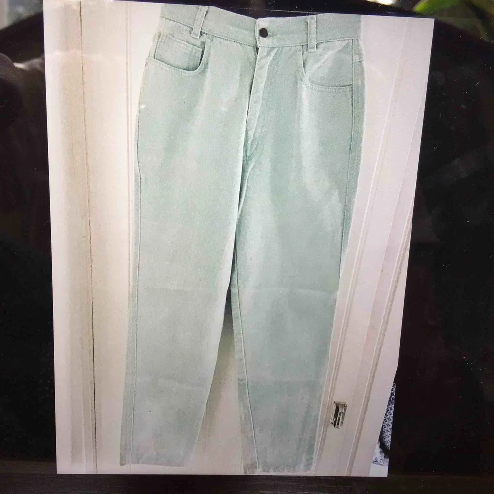 Snygga mum-jeans från wampum! Köpta på en loppis, nyskick! Sitter jättenyggt! Midjan är ganska liten, men de är ganska stora i låren, så skulle säga att de är en XS/S i midjan och M vid höfterna/låren.. Jeans & Byxor.