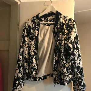  - Bomberjacka i mörkblått/vitt blommönster