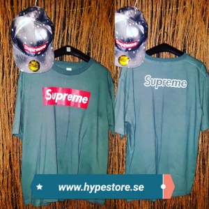  - Supreme t shirt strl xl  och supreme snapback keps  ( repilika)