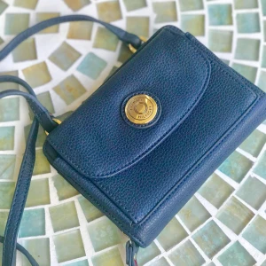  - Tommy Hilfiger navy med gulddetaljer plånboksväska/minibag/walletbag. Aldrig använd. Frakt: 25kr💙