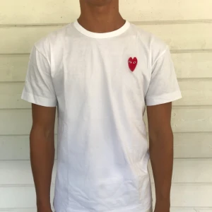  - T-shirt från comme des garcons, bara använd 2 gånger! Passar även en M och en stor S!