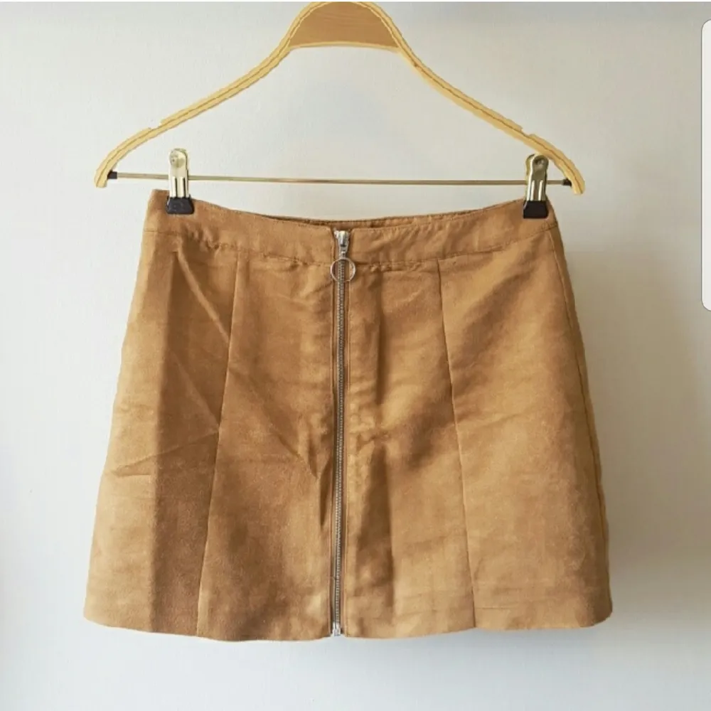 Snygg kort kjol från H&M i mocka. Använd en gång :) Hämtas i Vallentuna eller skickas. Frakt kostar 28:- . Kjolar.