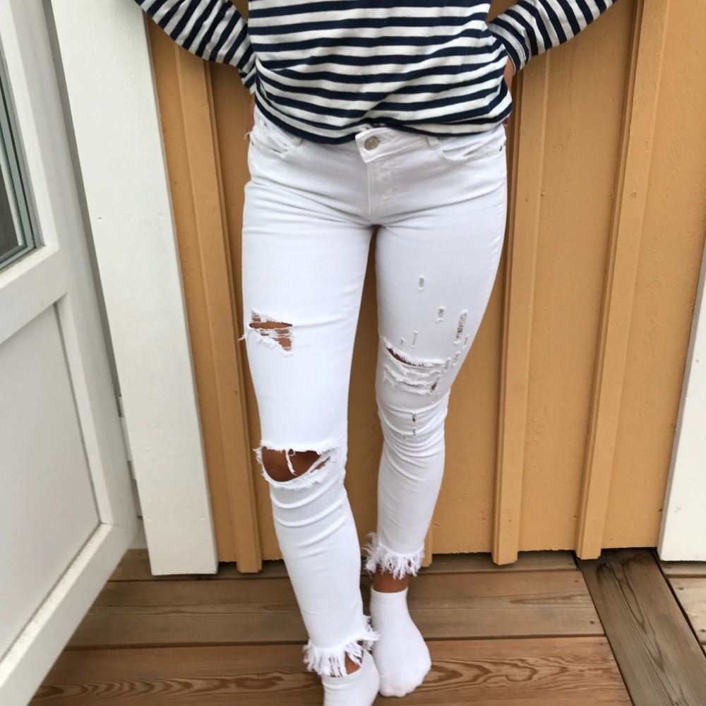 Vita slitna jeans med fransar l | Plick Second Hand