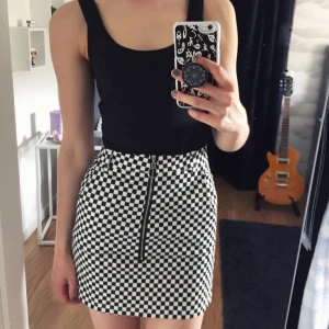  - Rutig kjol! Använd ett fåtal gånger. Frakt kostar 10kr. Katt finns i hemmet! 