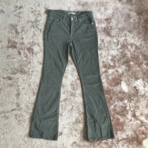  - Tighta utsvängda manchesterbyxor 