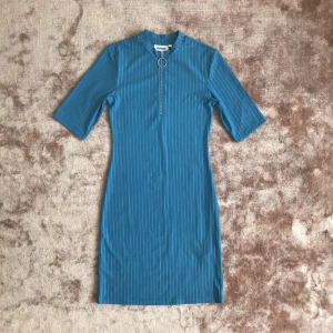  - Blå tight klänning 