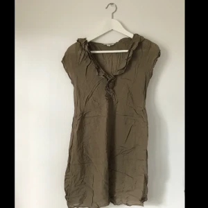  - Fin mossgrön topp/tunika i toppskick!