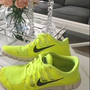  - Säljer nike skor storlek 43. Kan passa 42! Finns i Linköping  Använda ett fåtal ggr. Små fläckar på ena skon som syns på bilden. Har inte testat att tvätta bort de!   Kan fraktas mot en fraktkostnad!