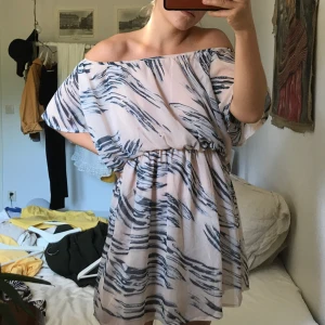  - Superfin off shoulder oversize klänning i härligt mönster, den faller så fint i sitt tunna material (med underklänning). Av märket tokito och passar nog bäst på en M.