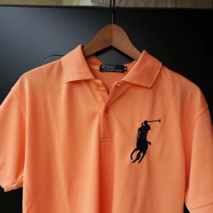  - Fake Ralph Lauren i ball färg. Funkar bra på mig som är s instoppad eller avklippt till ett par coola jeans. 