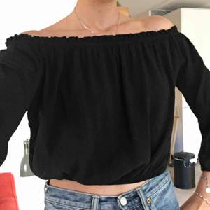 En svart gullig tröja med resår både nertill och upptill enkel tröja som både går att klä ner och upp kan posta eller möttas upp på Södermalm (köparen står för frakten)☺️