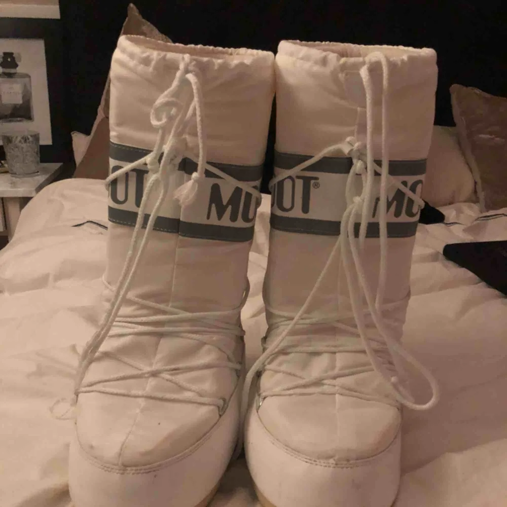 Säljer mina coola moon boots pga att jag bara skulle ha dem under en resa.  Använd fåtal gånger. ( lite smutsiga )   Köpta för 1200kr. Passar mig som har 38/39 perfekt men storleken ska passa mellan 38-41 då det är en ”klumpigare” sko  . Skor.