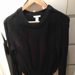  - Svart stickad tröja från h&m. I mycket fint skick och storlek M. 