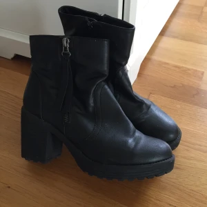  - Skor Stl 37 Från skopunkten Använd 2 ggr, fint skick 