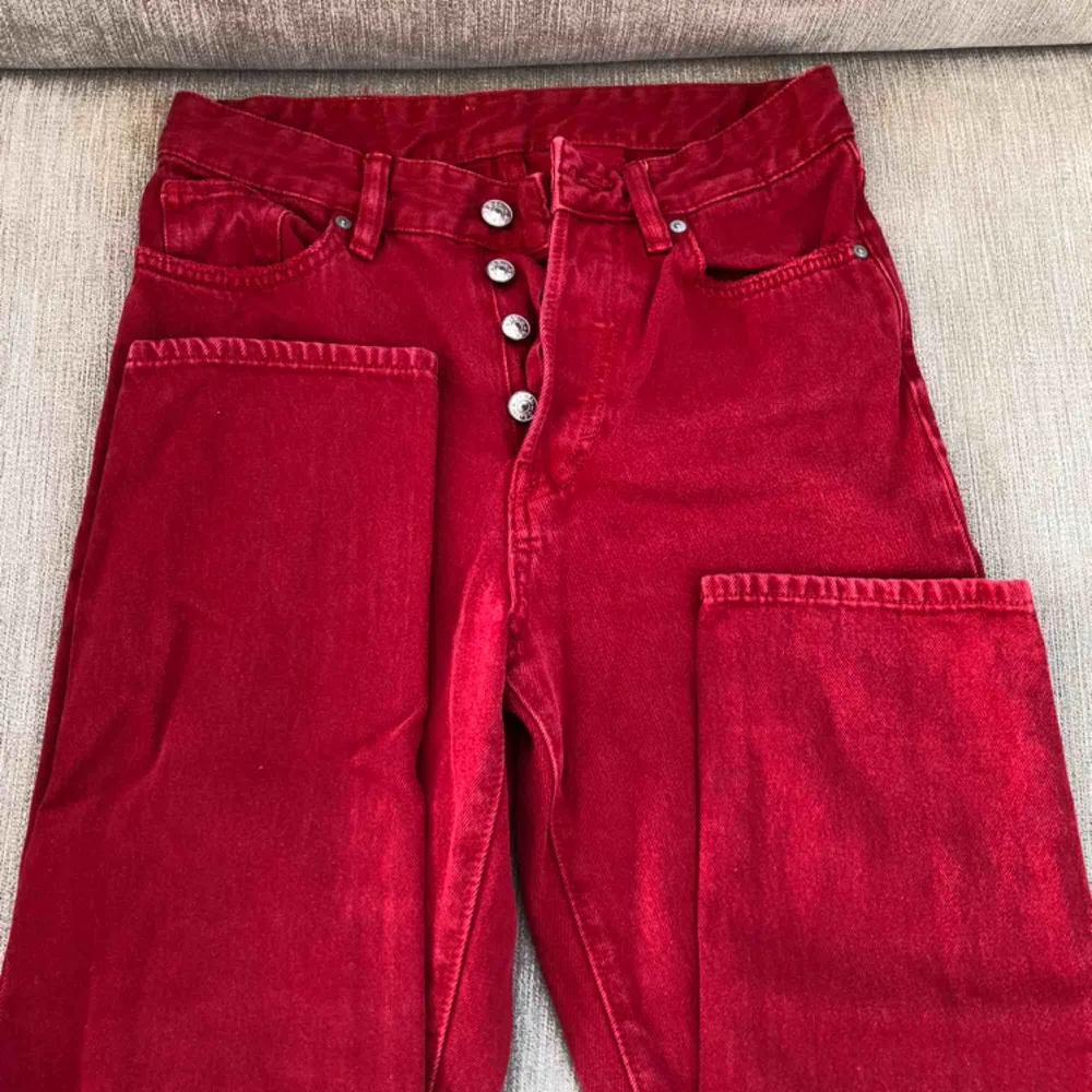 Röda jeans i vintage-fit modell. Sparsamt använda, gott skick. . Jeans & Byxor.