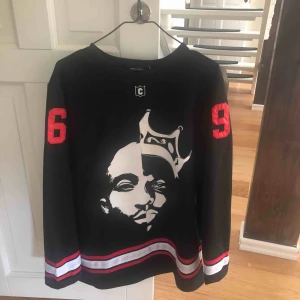 - 2pac/biggie Jersey  Använt fåtal gånger  storlek L fast passar även dig som har S/M Kan skicka på köparens bekostnad