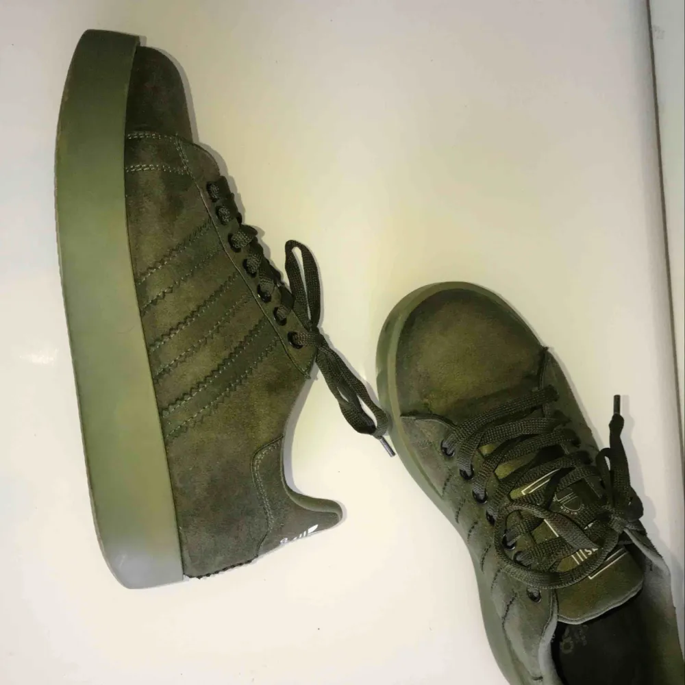 Ett par SUPER snygga militär gröna mocka skor. Äkta adidas köptes för 3 månader sedan men inte kommit så mycket till användning.. Skor.