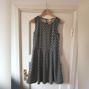  - Kort svartvit klänning 