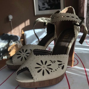  - Otroligt fina beiga klackar med detaljer och träklack. Nyskick, säljes då dem är för små i storleken Säljaren står för frakt, ev. Mötas upp