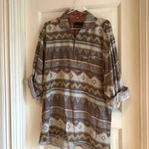  - Oversized vintageskjorta med dragkedja. Besök min sida på Tradera för ännu mer kläder (namn: melanien)