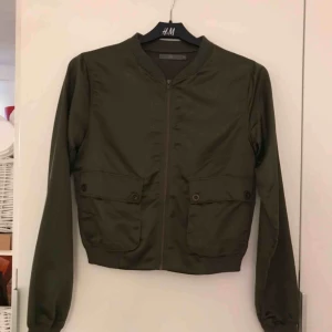  - Tunn khaki ”jacka” i strl XS, köpt på Åhléns.