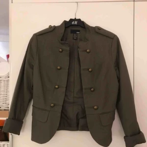  - Khaki orkesterjacka strl 34. Knappt använd.