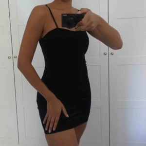  - Söt kort svart klänning. Säljes pågrund av att den är för kort för mig