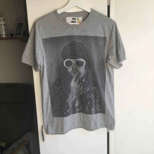 - Stor T-shirt med bild på Kurt Cobain 