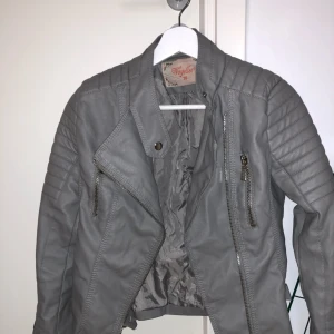 - Knappt använd skinnjacka från Chiquelle. Väldigt liten i storlek så passar bättre storlek 34/36.